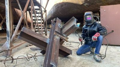 Ukraine: Artists in Kyiv work 12 hours a day making anti-tank obstacles
