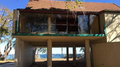 New inquiry investigates Queensland's island eyesores as holiday destinations fall into disrepair