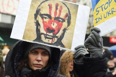 Fighting traps residents in Mariupol; Putin calls on Ukraine to surrender