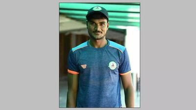 Lalit Yadav and Rajneesh Gurbani put Vidarbha in sight of knockout spot