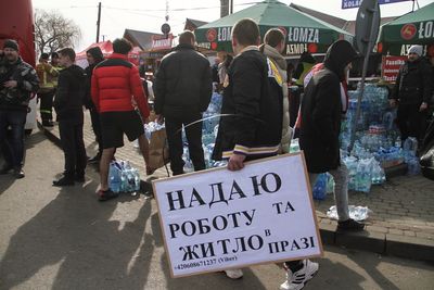 Refugee aid campaigns mushroom in Poland, but tests lie ahead