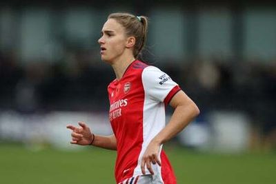 Vivianne Miedema makes history as Arsenal extend lead at top of WSL