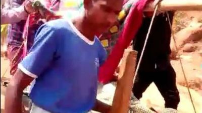 Andhra Pradesh: Pregnant woman gives birth in makeshift stretcher on way to get medical convoy in Srikakulam