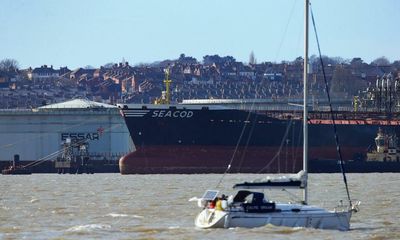 Ship forced to move on after dockers at UK refinery refuse to unload Russian oil