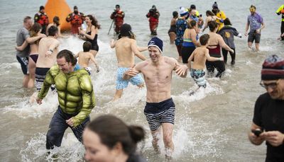 ‘Cold day, but warm hearts’ — Lightfoot leads thousands diving into Lake Michigan for Polar Plunge