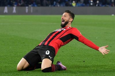 Giroud sinks Napoli to fire Milan top