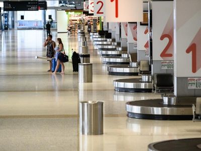 US man charged over loaded gun in luggage