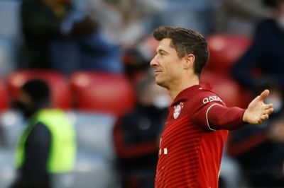 Lewandowski's Bayern contract doubts take focus off Champions League