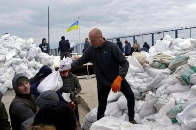 Ukrainians trapped in besieged city as fighting blocks evacuation efforts
