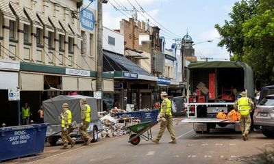 ADF defends floods response after Lismore residents organise helicopters for supply drops