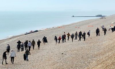 Experts raise doubts over plan for Royal Navy to control Channel crossings