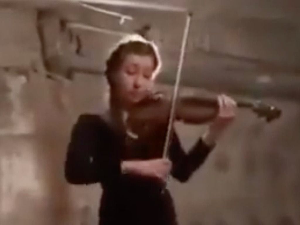 Video shows Ukrainian girl playing violin for refugees…