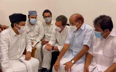 Rahul Gandhi visits Panakkad, offers condolences to family of Syed Hyderali Shihab Thangal
