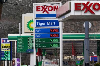 US gasoline prices rise again on talk of banning Russian oil