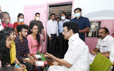 Stalin visits students who returned from Ukraine