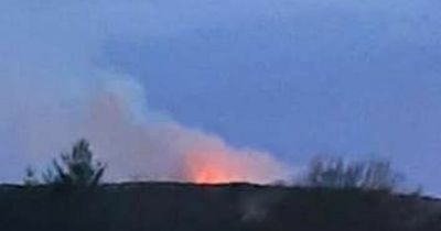 Firefighters tackle large grass fire at Paisley beauty spot