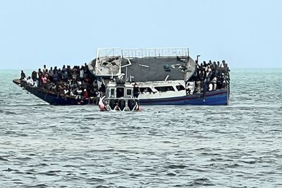 Boat carrying 300 Haitian migrants capsizes near Florida coast