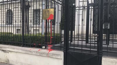 VIDEO: Russian Embassy Targeted With Red Paint After Pro-Ukraine And Pro-Putin Protesters Face Off