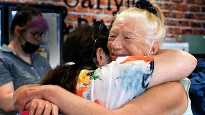 From war-torn Ukraine to North Queensland, 73-year-old reunited with daughter after fleeing Kharkiv