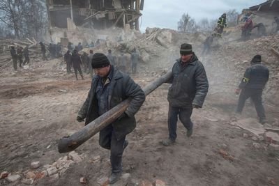 First convoy of evacuees leaves Ukrainian city of Sumy, officials say