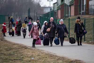 Defence officials to help process Ukrainian refugees fleeing to UK