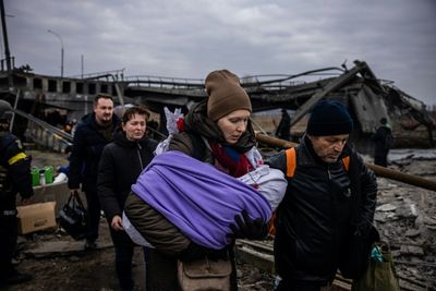 Ukrainians flee besieged city as number of refugees hits 2 mn