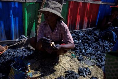 Madagascan women step up from packed lunches to food processing