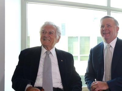 Albanese pledges Hawke-style government