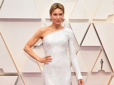 Renée Zellweger reveals she walked to Oscars in the rain as a way of keeping herself ‘grounded’