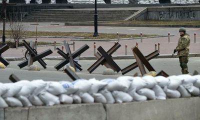 Russia ‘solving logistics problems’ and could attack Kyiv within days – experts