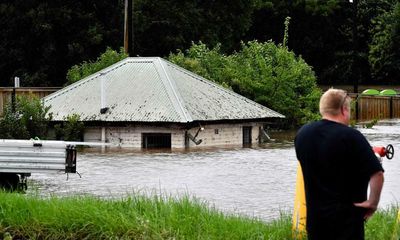 Damaging wind warning for NSW east coast after thousands flee homes as flooding swamps Sydney