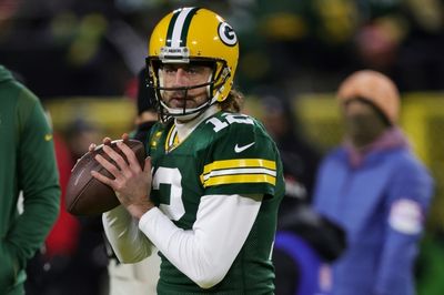 Rodgers staying with Packers, denies record deal reports