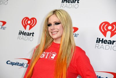 Avril Lavigne explains why she always does her own makeup: ‘No one can do it right’