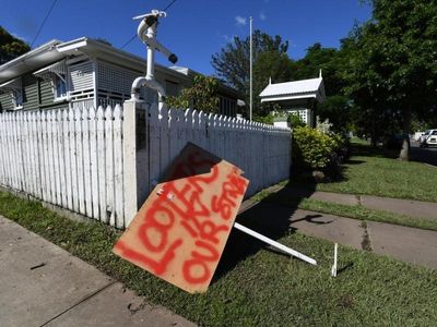 Qld cops search for suspected flood looter