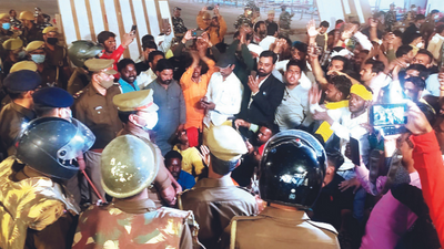 Varanasi: SP creates ruckus over EVMs, admin clarifies