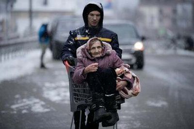 Ukraine war: Air raid sirens in Kyiv as thousands evacuate Sumy
