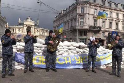 Odesa: Ukraine army band play Bobby McFerrin’s hit ‘Don’t Worry be Happy’ at barricades