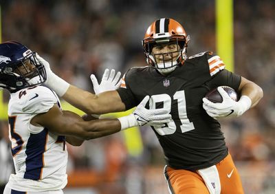 Austin Hooper is likely sticking around the Browns according to a report and a look at his contract