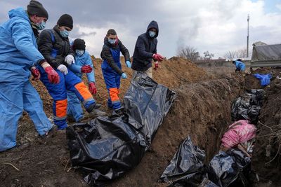 AP PHOTOS: Day 14: Mass grave dug; pregnant women evacuated