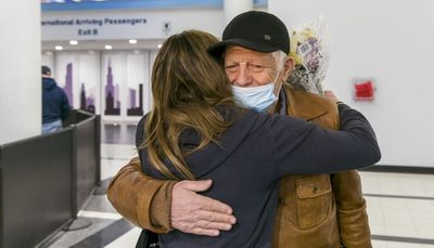 Chicagoan unites with uncle, aunt who left Ukraine amid Russia’s invasion, plans to help more people