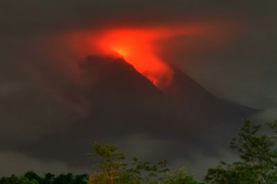Hundreds flee their homes as Indonesian volcano erupts