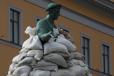 Fearing Russian shelling, Ukrainians try to shield their heritage