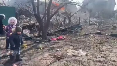 Ukraine says civilians unable to leave Mariupol on Thursday; Zelenskiy blames Russian 'terror'