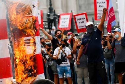 Argentina anti-IMF protesters burn tires, hurl rocks as Congress debates deal