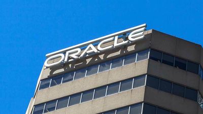 Oracle Climbs Despite Earnings Miss Amid Company Transitions