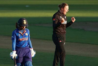 White Ferns couple come out firing against India