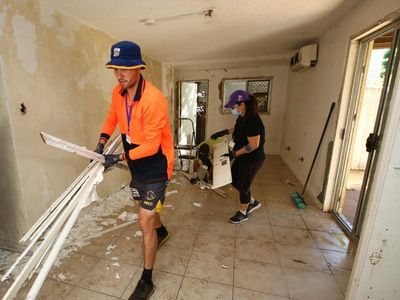 Qld to lure tradies for flood recovery