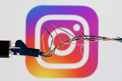 Instagram users in Russia are told service will cease from midnight