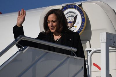 U.S.'s Harris slams Putin, credits Romania for Ukraine refugee help