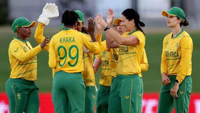 Women's World Cup: South Africa hold nerves to seal last over win against Pakistan